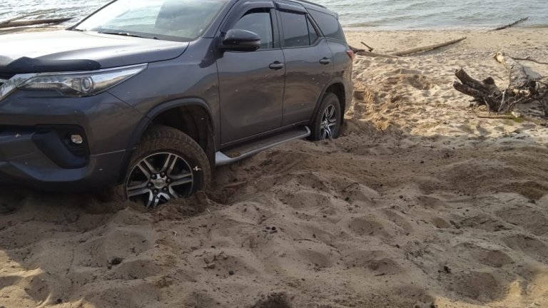 В природную ловушку попал автомобиль с туристами на Ольхоне